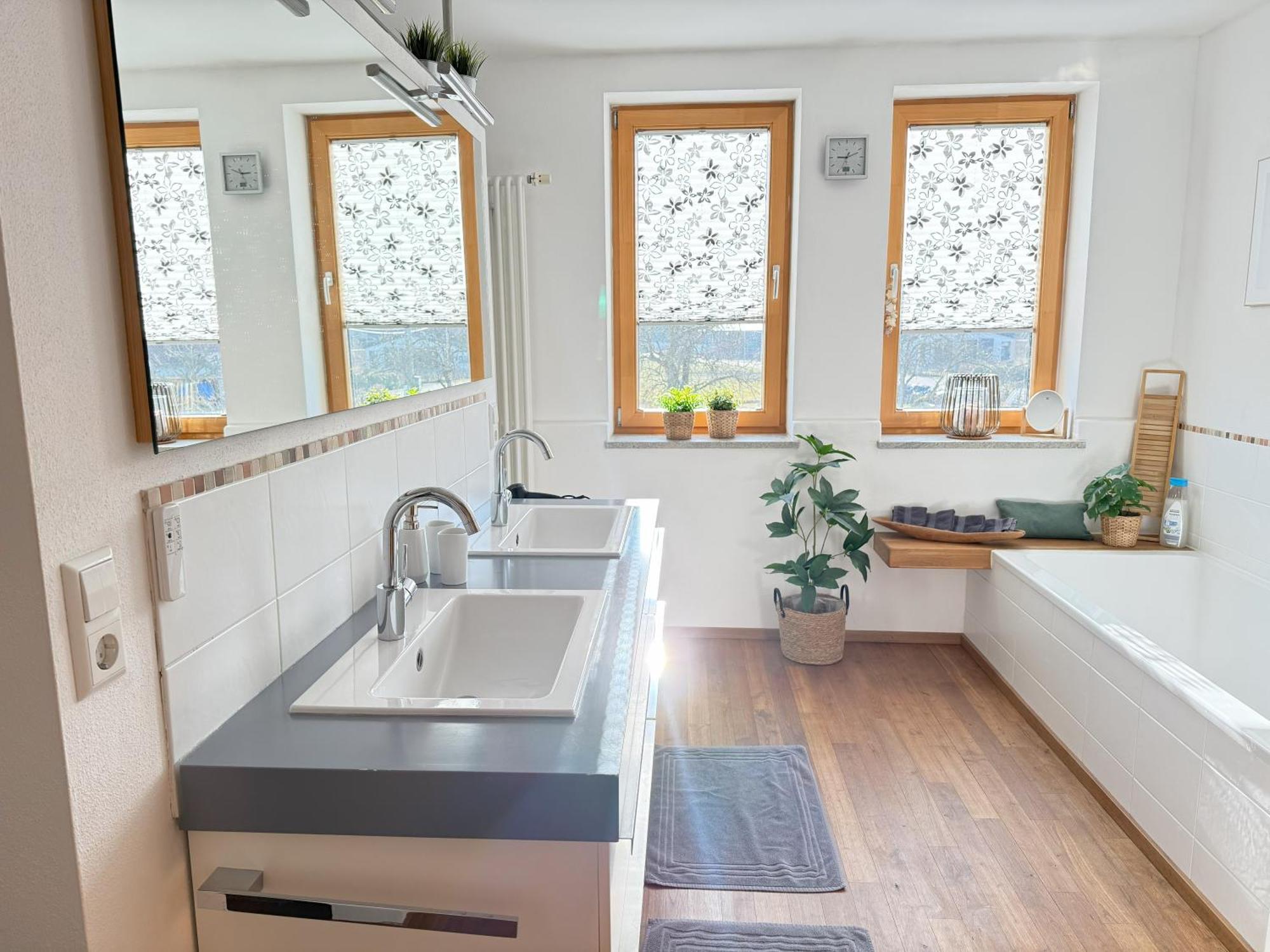 Fe Wo Brunnen - 120 Qm - Ruhige Lage - Viel Natur- Komfortabel - Grosser Balkon Und Garten Memmingen Dış mekan fotoğraf